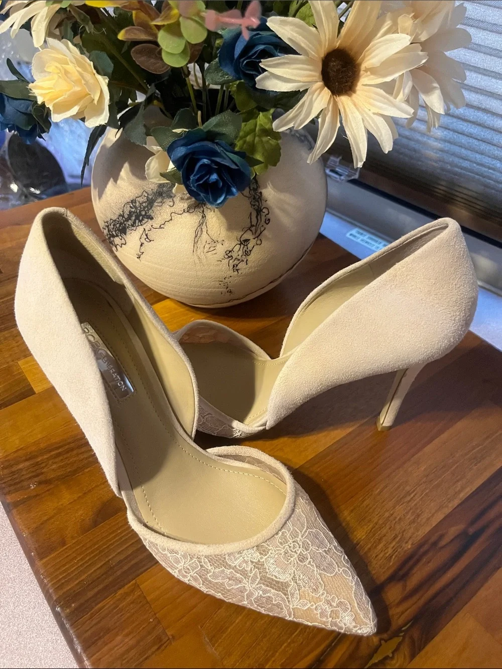 New gorgeous  Women's Lace Pointed-Toe Pumps in Cream